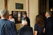 Złożenie kwiatów pod tablica upamiętniającą Wielkopolan walczących w Powtaniu Warszawskim.