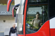 Pierwsi krwiodawcy wchodzą do busa pod urzędem