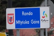 Zbliżenie tablicy z nazwą ronda Młyńska Góra.