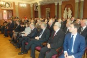 Goście uroczystości siedzą w Sali Czerwonej Pałacu Działyńskich.