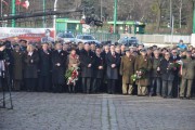 Uczestnicy uroczystości pod Pomnikiem Powstańców Wielkopolskich.