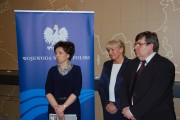 Wicewojewoda Marlena Maląg rozpoczyna konferencję prasową w towarzystwie dyrektora Wydziału Spraw Obywatelskich i Cudzoziemców oraz jego zastępcy.