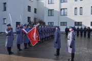 Poczet sztandarowy salutuje sztandarem. 