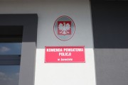 Czerwona tablica z nazwą instytucji.