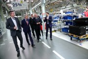 Wojewoda wraz z przedstawicielami firmy Volkswagen zaczyna zwiedzanie fabryki samochodów.