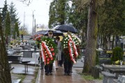 Oficjalne delegacje z kwiatami w drodze na grób Gabrieli Zych. 