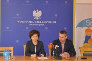Wicewojewoda Marlena Maląg oraz zastępca prezydenta Poznania Jędrzej Solarski podczas konferencji prasowej.