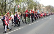 Przemarsz pocztów sztandarowych pod Pomnik Ofiar Katynia i Sybiru.