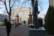 Wojewoda składa kwiaty pod pomnikiem bł. ks. Popiełuszki.