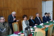 Przewodniczący Zenon Wechmann wita gości. 