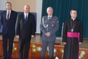 Wojewoda z zaproszonymi gośćmi.