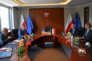 Wojewoda oraz ambasador Mołdawii przy wspólnym stole.