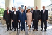 Wojewodowie pozują do wspólnego zdjęcia podczas powitania prezydenta Trumpa