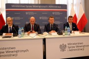 Minister Błaszczak i członkowie rządu siedzą za stołem podczas narady z wojewodami.