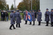 Poczet sztandarowy przyjmuje meldunek od komendanta policji. 