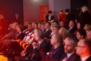 Zaproszeni goście siedzą w teatrze.