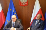 Wojewoda przemawia podczas podpisania umowy, po prawej starosta kępiński