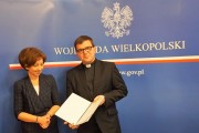 Wicewojewoda wręcza akt powołania dyrektorowi Caritas Archidiecezji Poznańskiej.