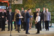 Minister Mariusz Błaszczak wręcza medal Małego Bohatera