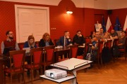 Uczestnicy szkolenia słuchają wystąpienia przedstawiciela ministerstwa zdrowia.