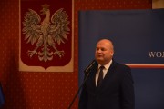 Wiceminister Witold Słowik przemawia na tle godła Polski