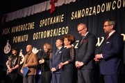 Goście stoją na scenie. 