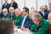 Premier Mateusz Morawiecki z pracownikami zakładu