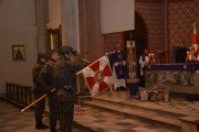 Żołnierze ze sztandarem przed ołtarzem kościelnym