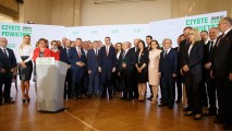 Zdjęcie premiera z przedstawicielami miast.