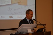 Przedstawiciel urzędu wita uczestników konferencji.