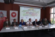 Wspólne zdjęcie uczestników konterencji, na tle slajdu prezentacji. 