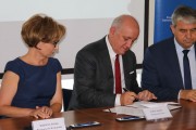 Wicewojewoda wielkopolski i starosta ostrowski podpisują umowę