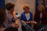 Wicewojewoda Marlena Maląg udziela wypowiedzi mediom