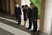 I Wicewojewoda Wielkopolski składa kwiaty.
