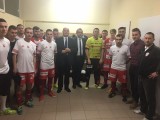 Wojewoda z zawodnikami drużyny GI Malepszy Futsal Leszno