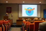 sala wypełniona słuchaczami