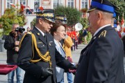 wojewoda z oficerami straży pożarnej 
