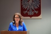 wicewojewoda przemawia na mównicy
