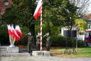 poczet flagowy podnosi na maszt flagę państwową 