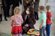 wicewojewoda z dziećmi podczas otwarcia klubu