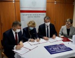 wojewoda podpisuje umowę dofinansowania 