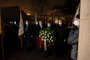 wojewoda przed tablicą pamiątkową 