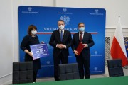 wojewoda wraz z samorządowcami 
