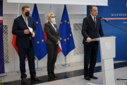 wojewoda przemawia na mównicy