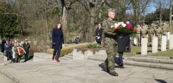 wicewojewoda Aneta Niestrawska podchodzi do pomnika