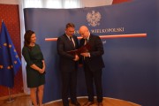 Wojewoda gratuluje podpisania umowy. 
