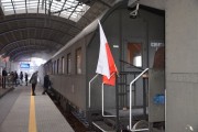 Pociąg "Powstaniec" z zawieszoną biało-czerwoną flagą