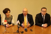 Minister Tadeusz Kościński, Wicewojewoda Marlena Maląg i Prezydent Kalisza Grzegorz Sapiński podczas briefingu prasowego