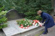 Wicewojewoda składa kwiaty na grobie Wojciecha Trąmpczyńskiego.