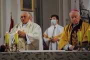 Biskup odprawia liturgię